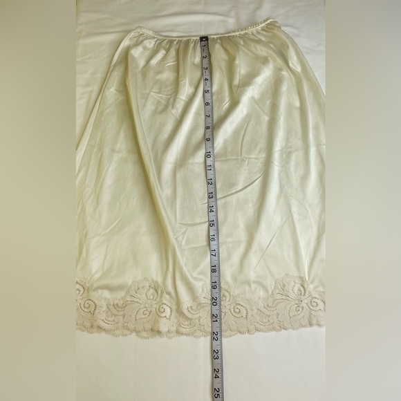 Bali Ivory Half Slip Lace Bottom Hem Size Medium - Picture 6 of 6